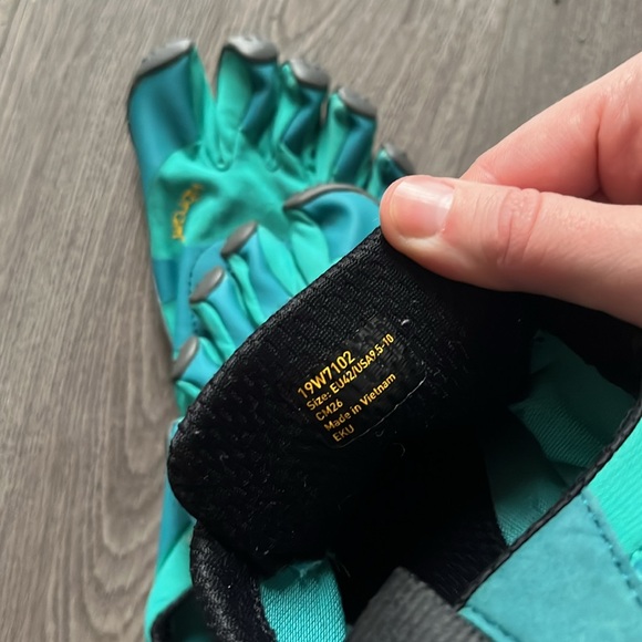 Vibram Size 42 Megagrip Five Finger Shoes - Picture 3 of 6